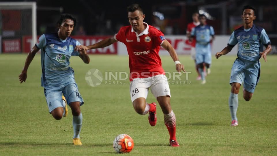 Pemain Persija Jakarta Rezaldi Hehanusa dijaga ketat pemain Persela Lamongan.
